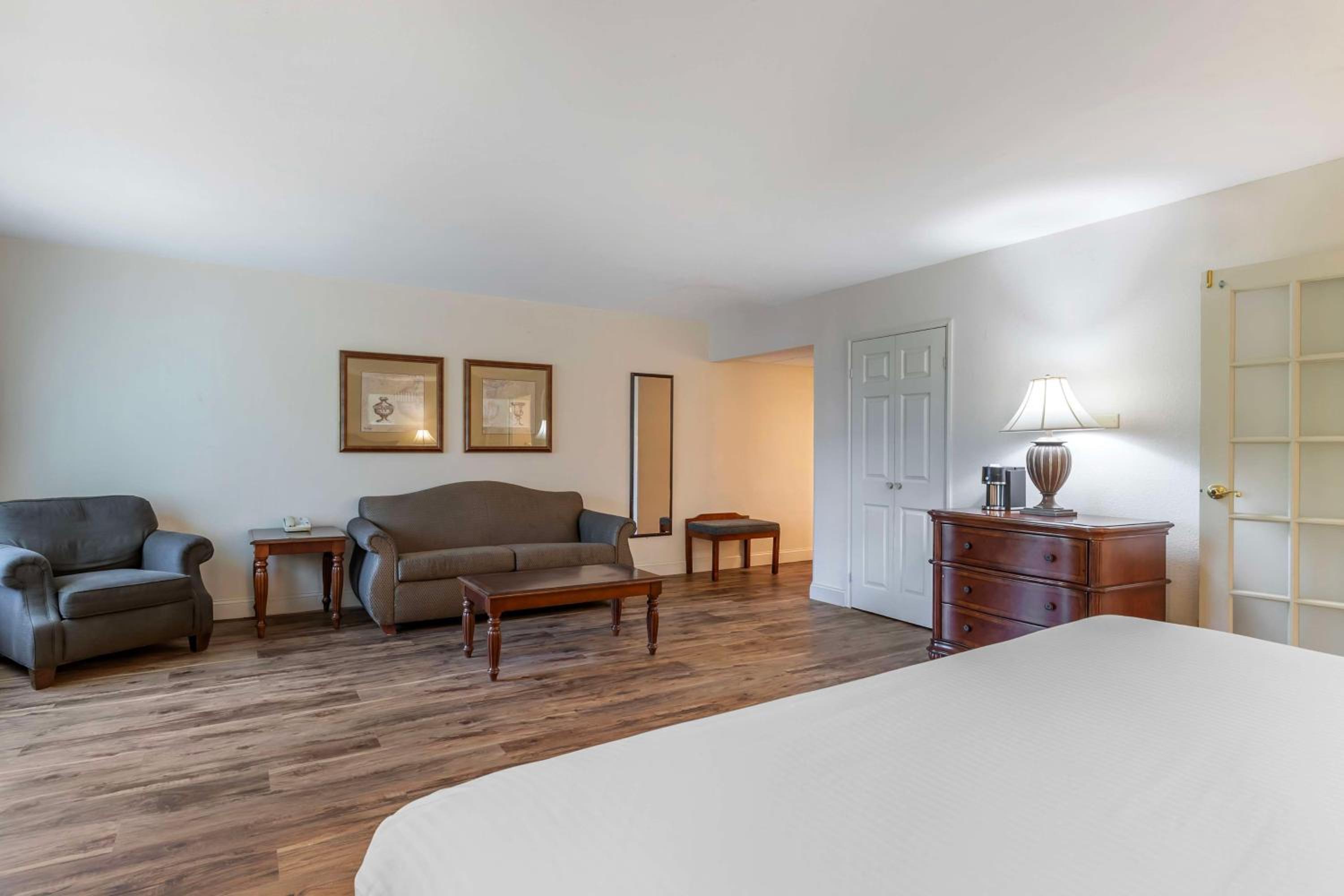 جناح بزنس بجاكوزي، Best Western Plus Steeplegate Inn 3/5
