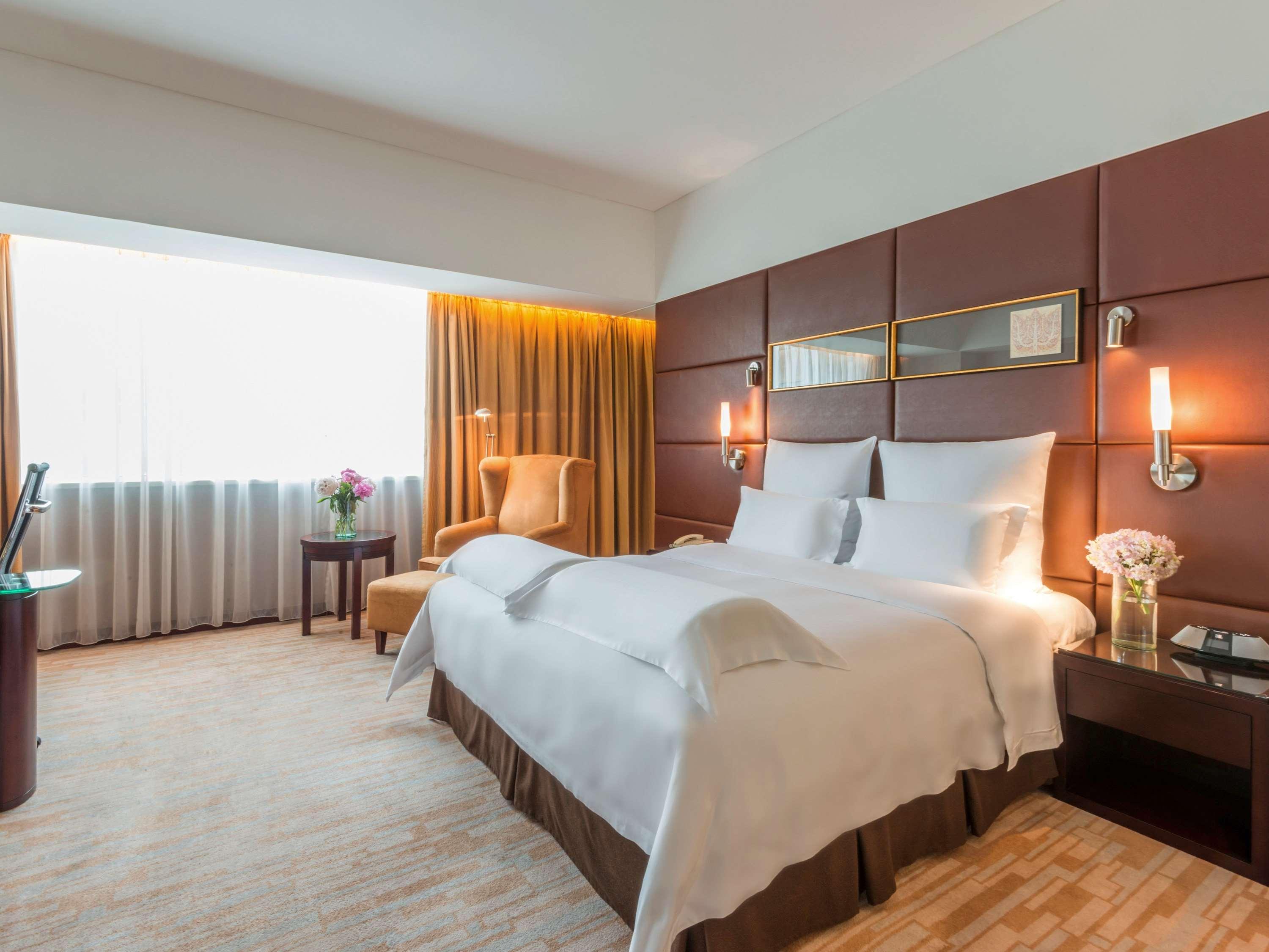 DELUXE, KING BED, AIRPORT VIEW