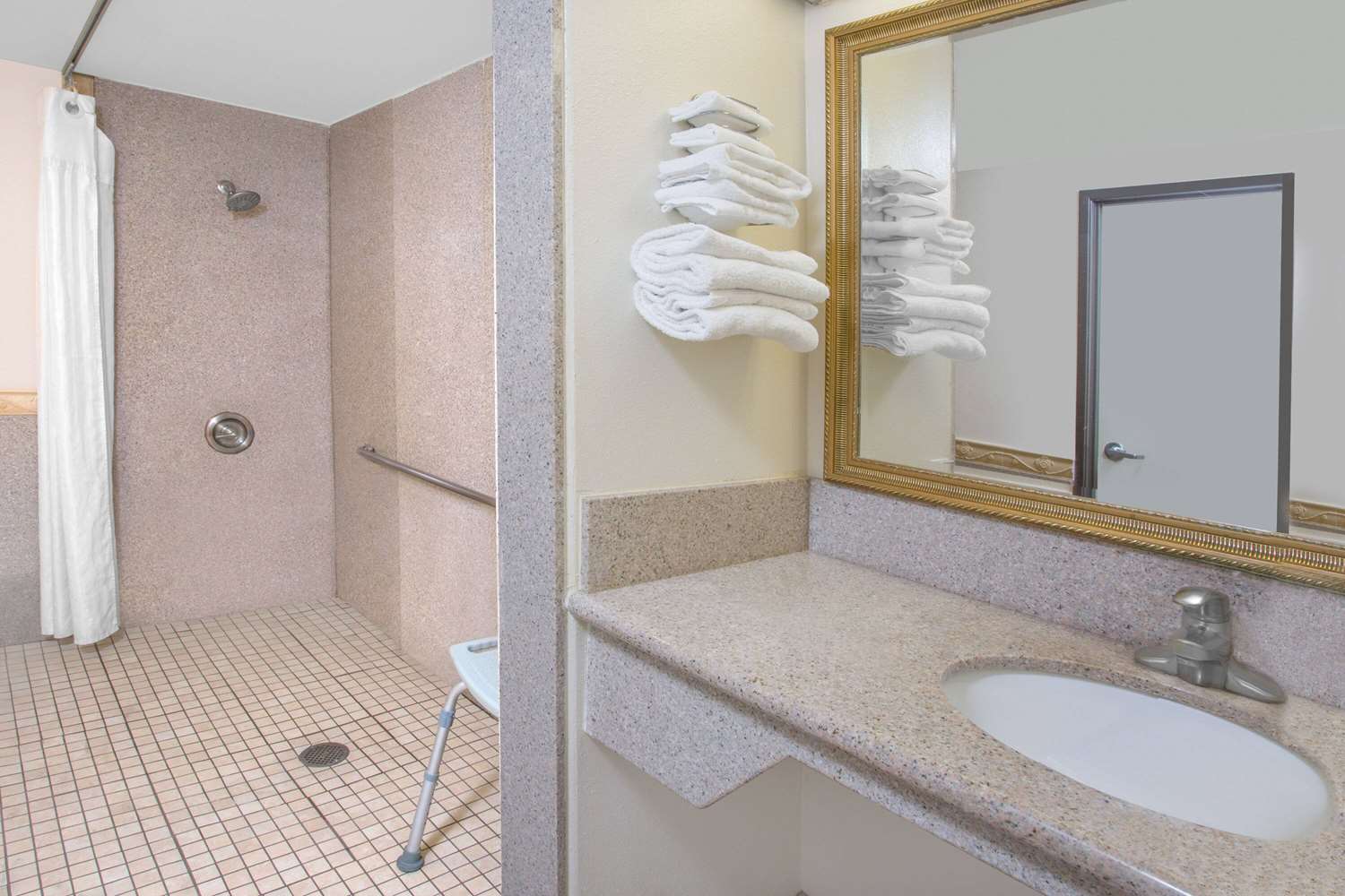 Travelodge by Wyndham Costa Mesa Newport Beach Hacienda 24/25