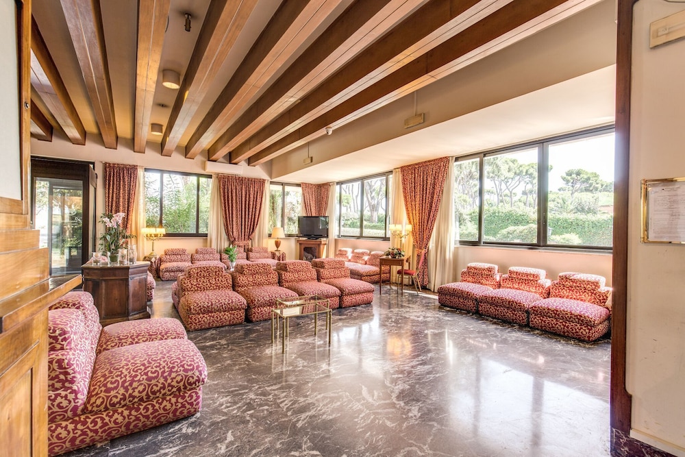 Pinewood Hotel Rome 52/70