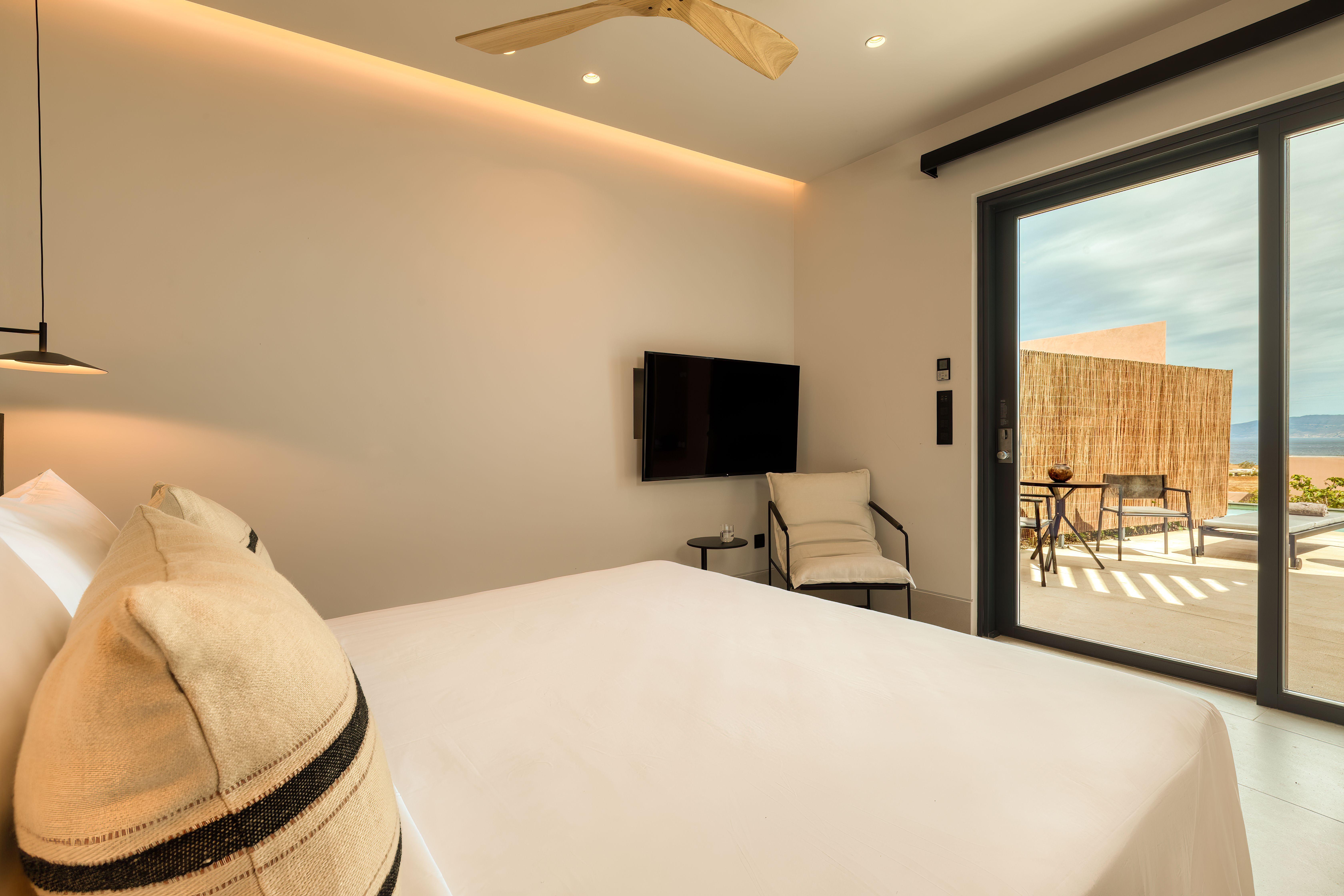 Guest Room, King Bed, Sea View, with Pool