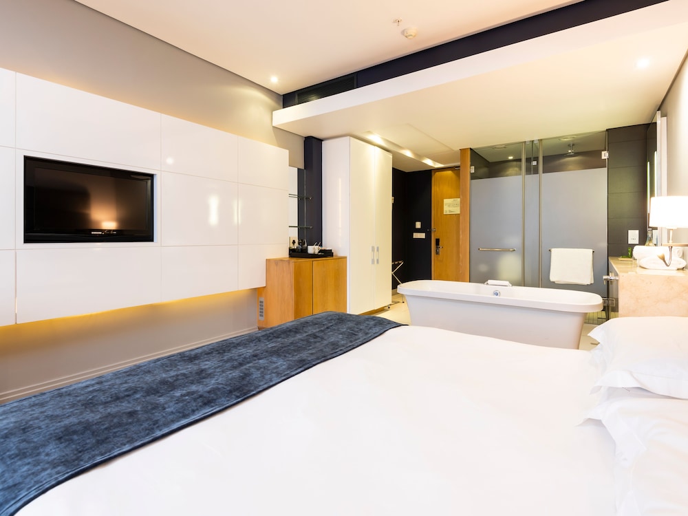 aha Gateway Hotel 12/34