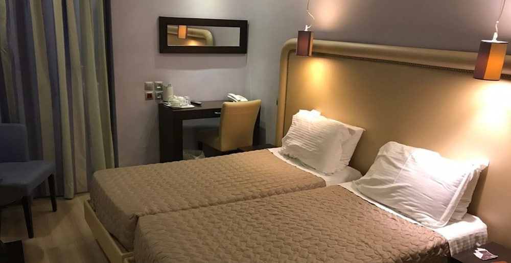 STANDARD, DOUBLE BED, PARTIAL SEA VIEW
