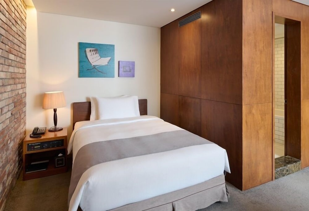 SEMI ROOM, SEMI DOUBLE BED