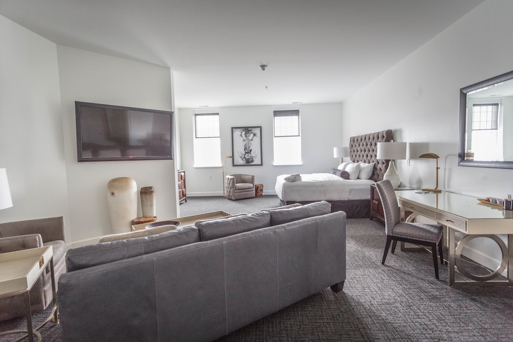 The Delafield Hotel 7/50
