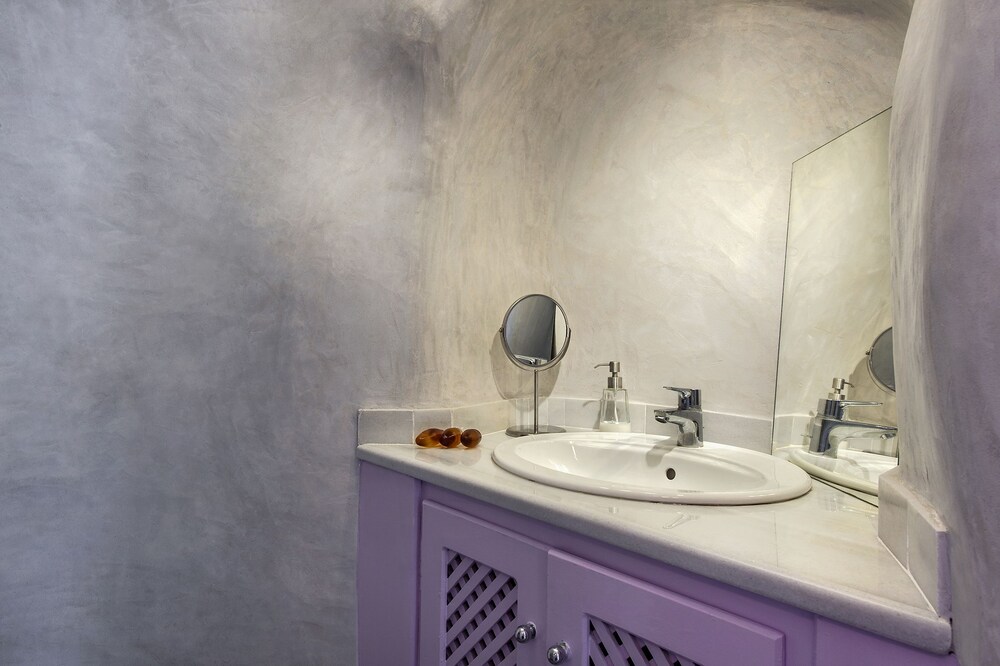 Suite, Queen Bed, Sunset View, Outdoor Jetted Tub, Sofa، Theodora Suites - Adults Only 3/7