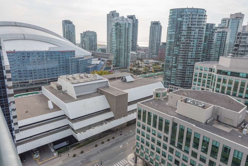 Grand Royal Condos - Cn Tower 5/71