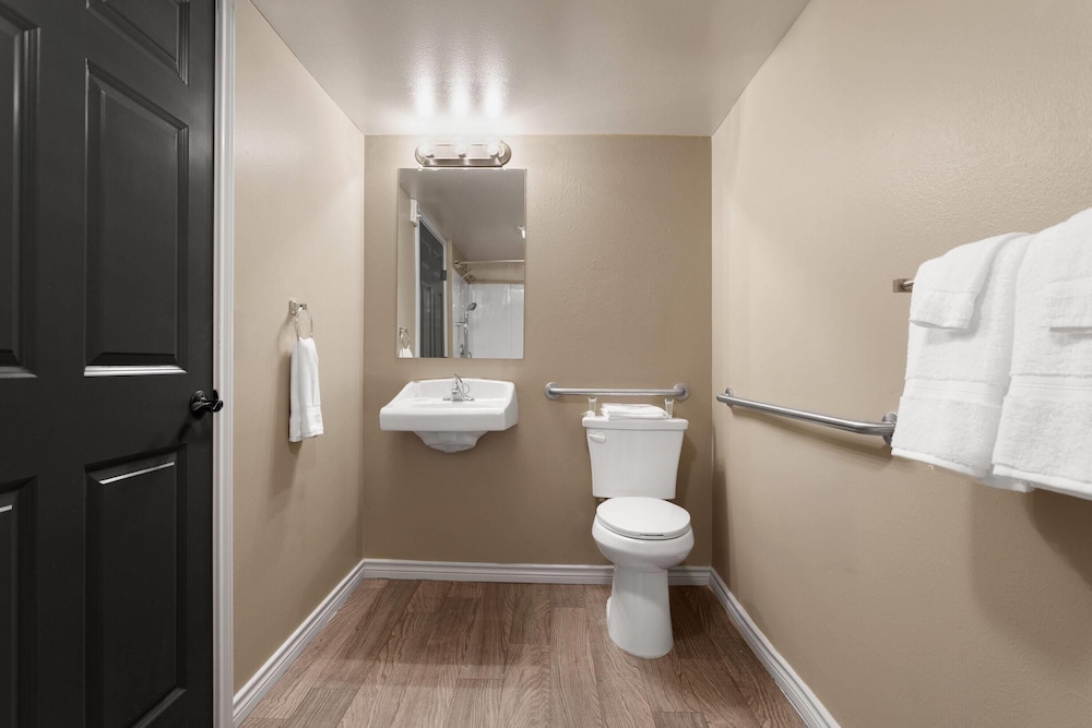 Eagle's Den Suites Andrews a Travelodge by Wyndham 52/55