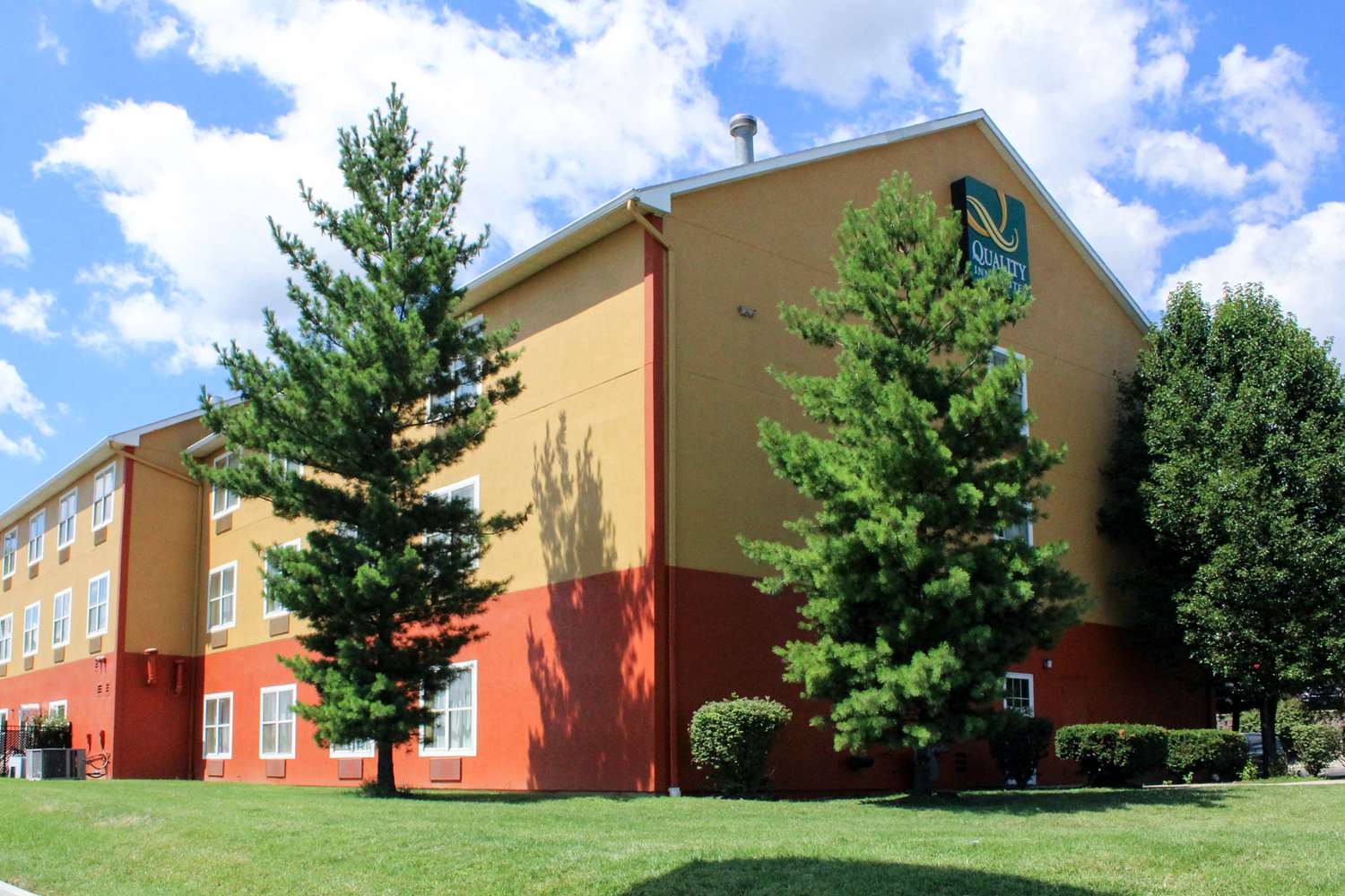 Quality Inn & Suites Cincinnati Sharonville 4/42