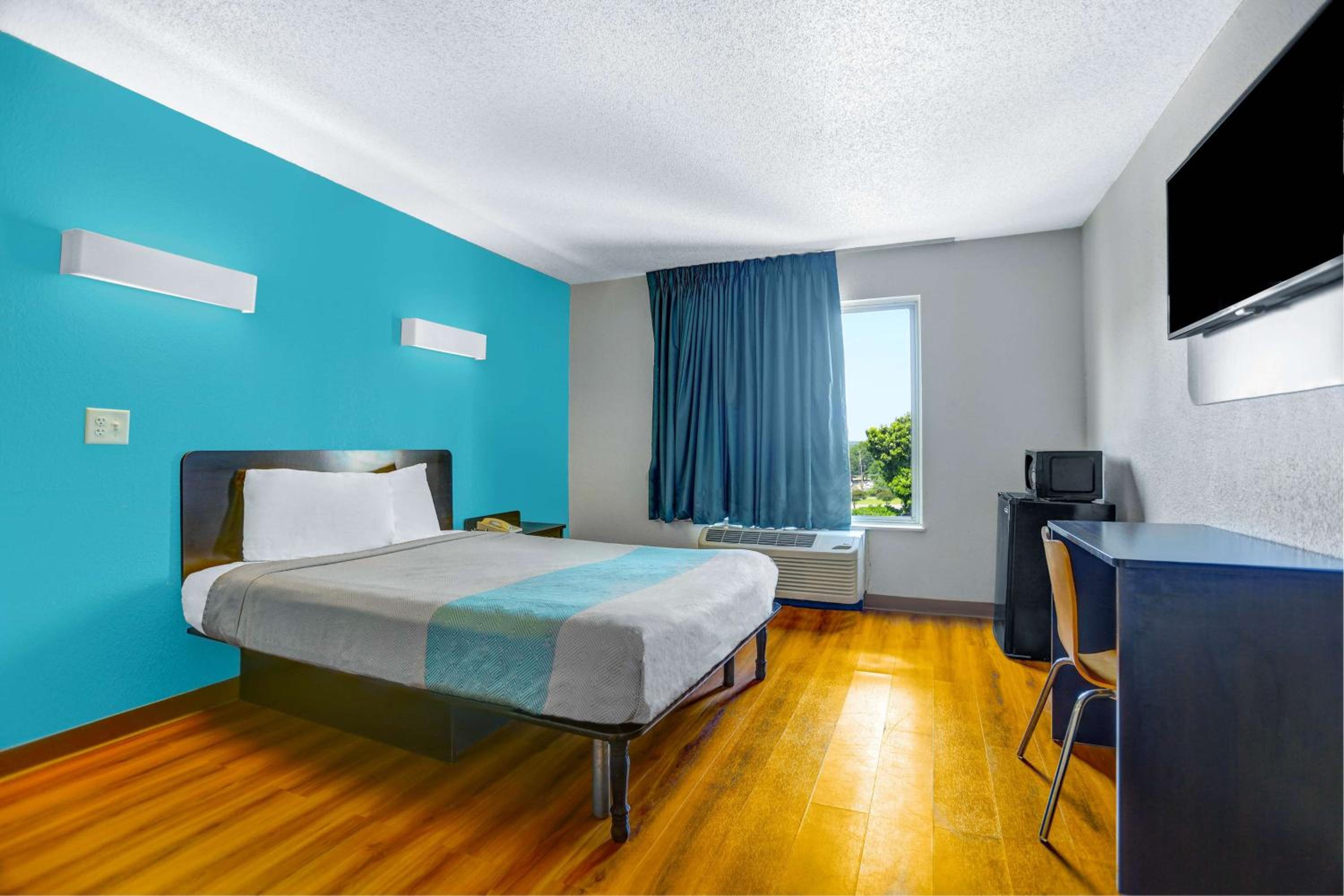 غرفة بسرير كوين لذوي الإعاقة، Motel6 Raleigh, NC - North 2/10
