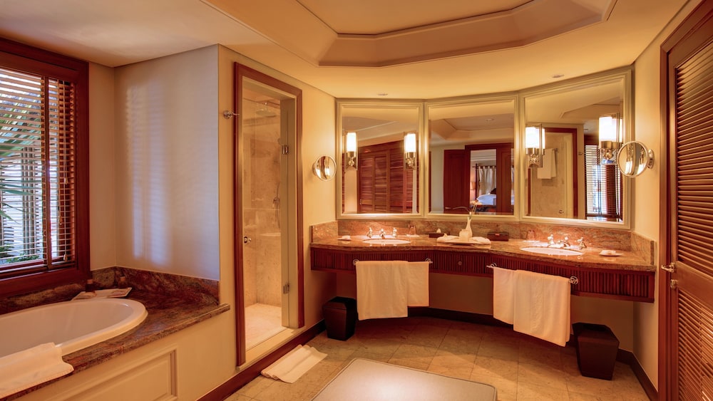 Junior Suite, King Bed, Sofa, Constance Prince Maurice 3/5