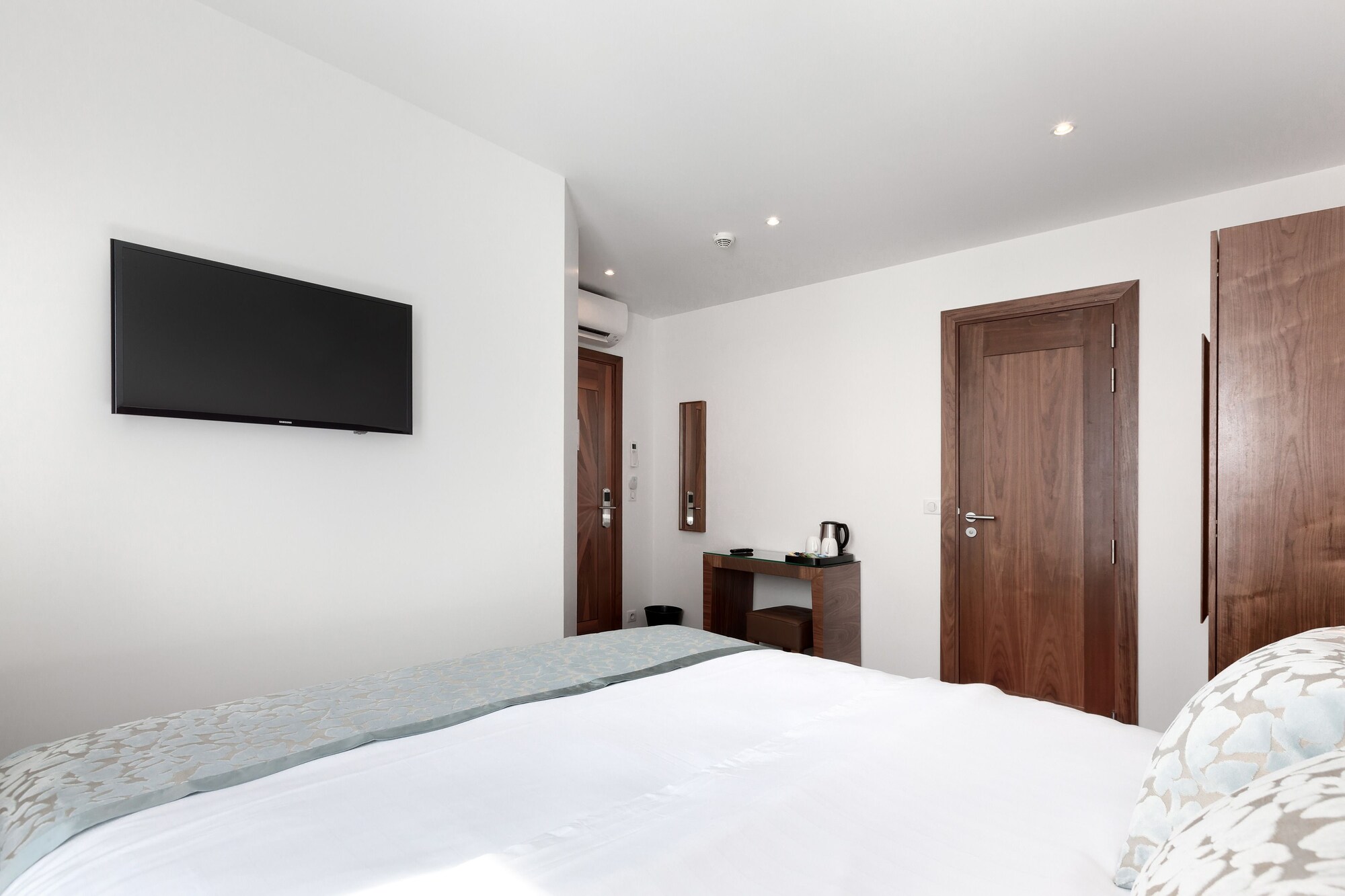 ROOM, DOUBLE OR TWIN BED