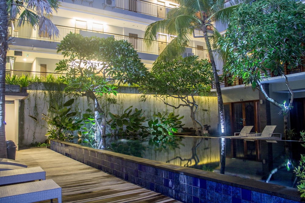 Transera Kamini Legian Hotel 26/28