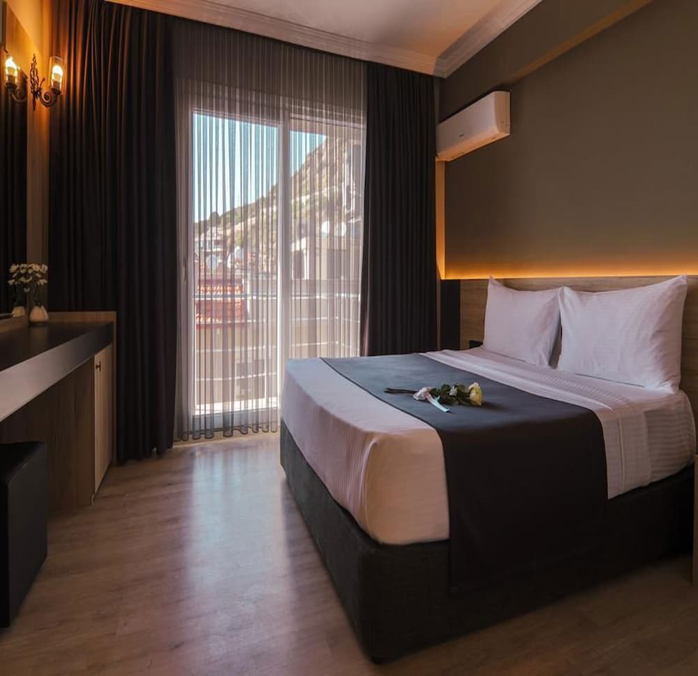 Faik Hotel 18/50