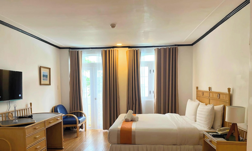 DELUXE, QUEEN BED