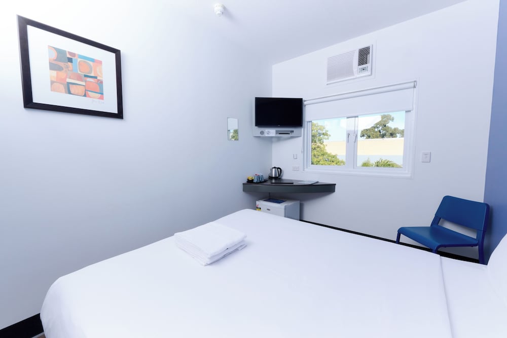 Standard, Queen Bed