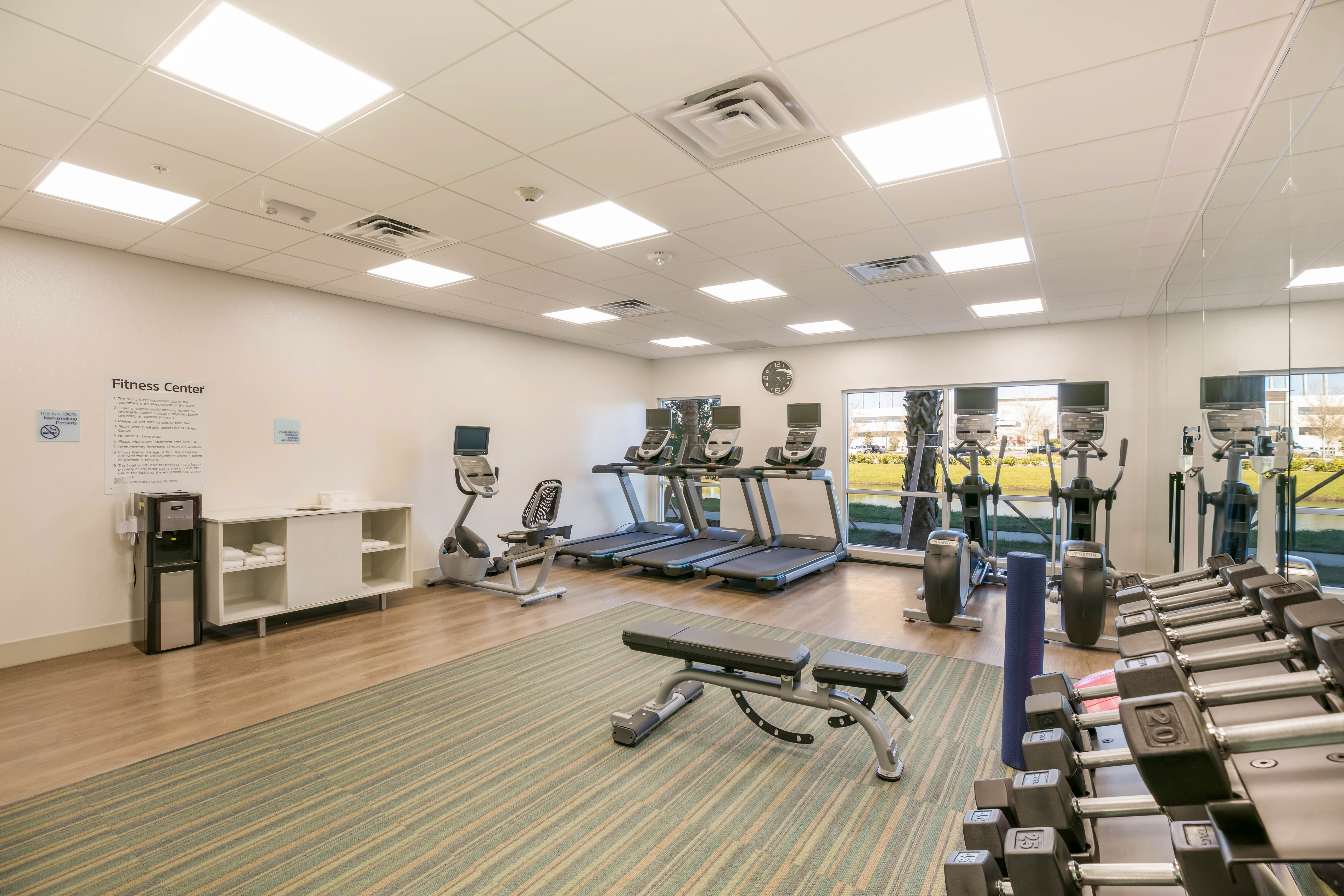 Holiday Inn Express Suites Jacksonville Town Center 28/46