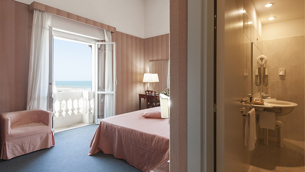 Esplanade Hotel 12/60