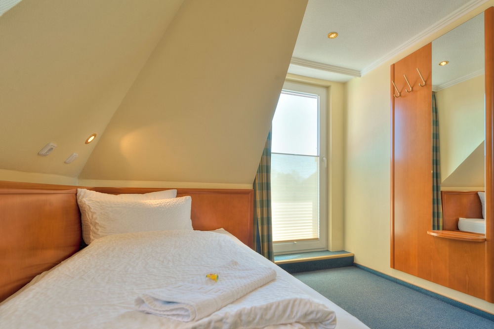 Room, Single, Single Bed, Balcony