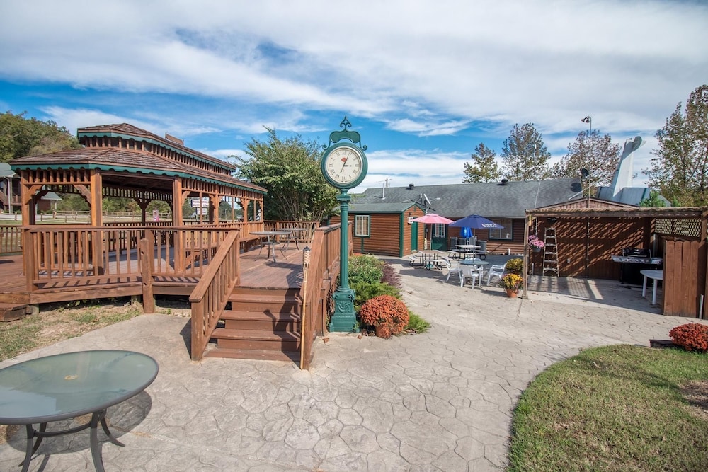 Bullwinkles Rustic Lodge 5/28