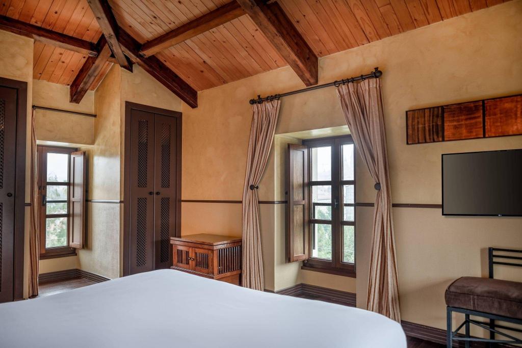 Junior Suite, King Bed, Cathedral View, Sofa