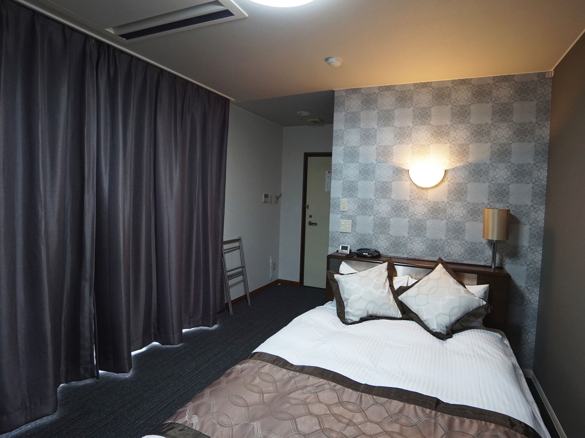 ROOM, DOUBLE BED