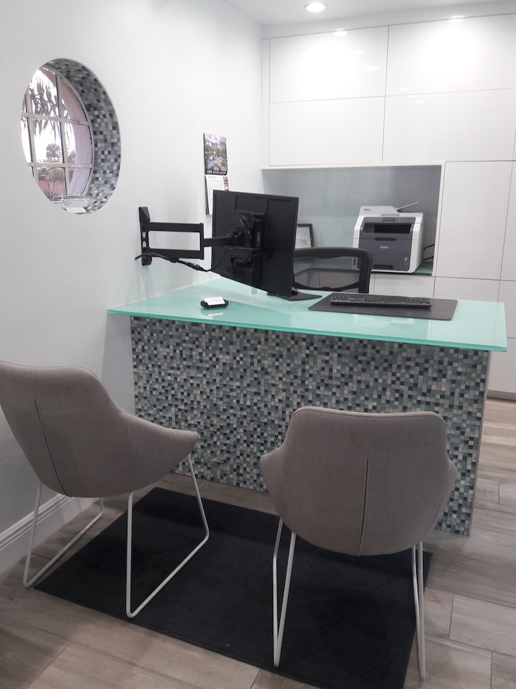 May Dee Suites 42/67