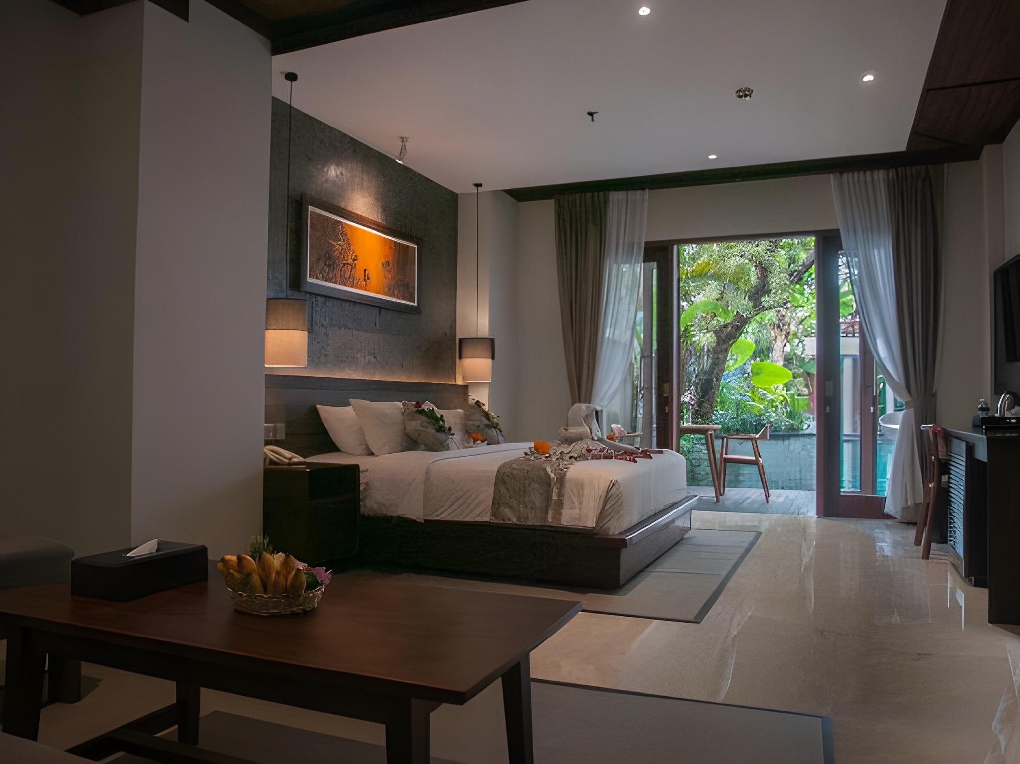 Master, Suite, Queen Bed, Pool Access
