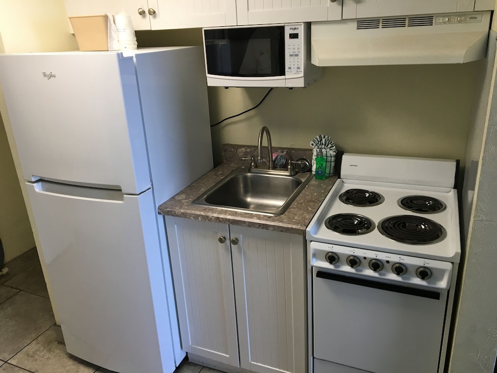 Days Inn by Wyndham Daytona Oceanfront 26/37