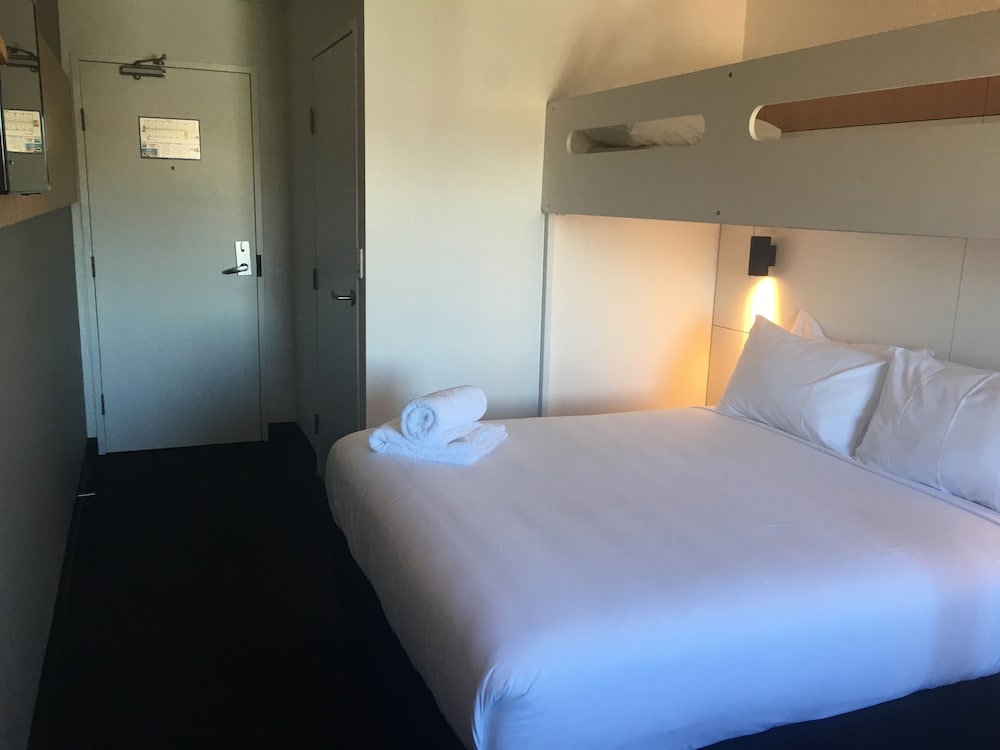 غرفة قياسية بسرير كوين وسرير بطابقين، ibis budget Casula Liverpool 3/10