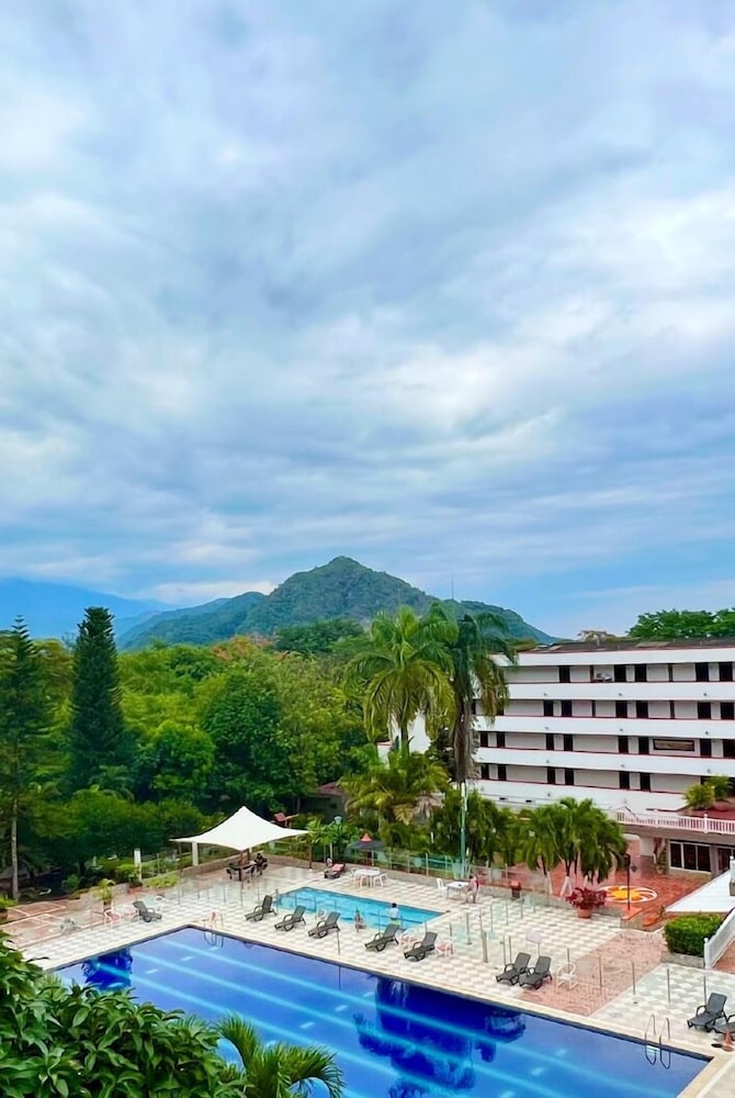 Hotel Del Llano 5/64