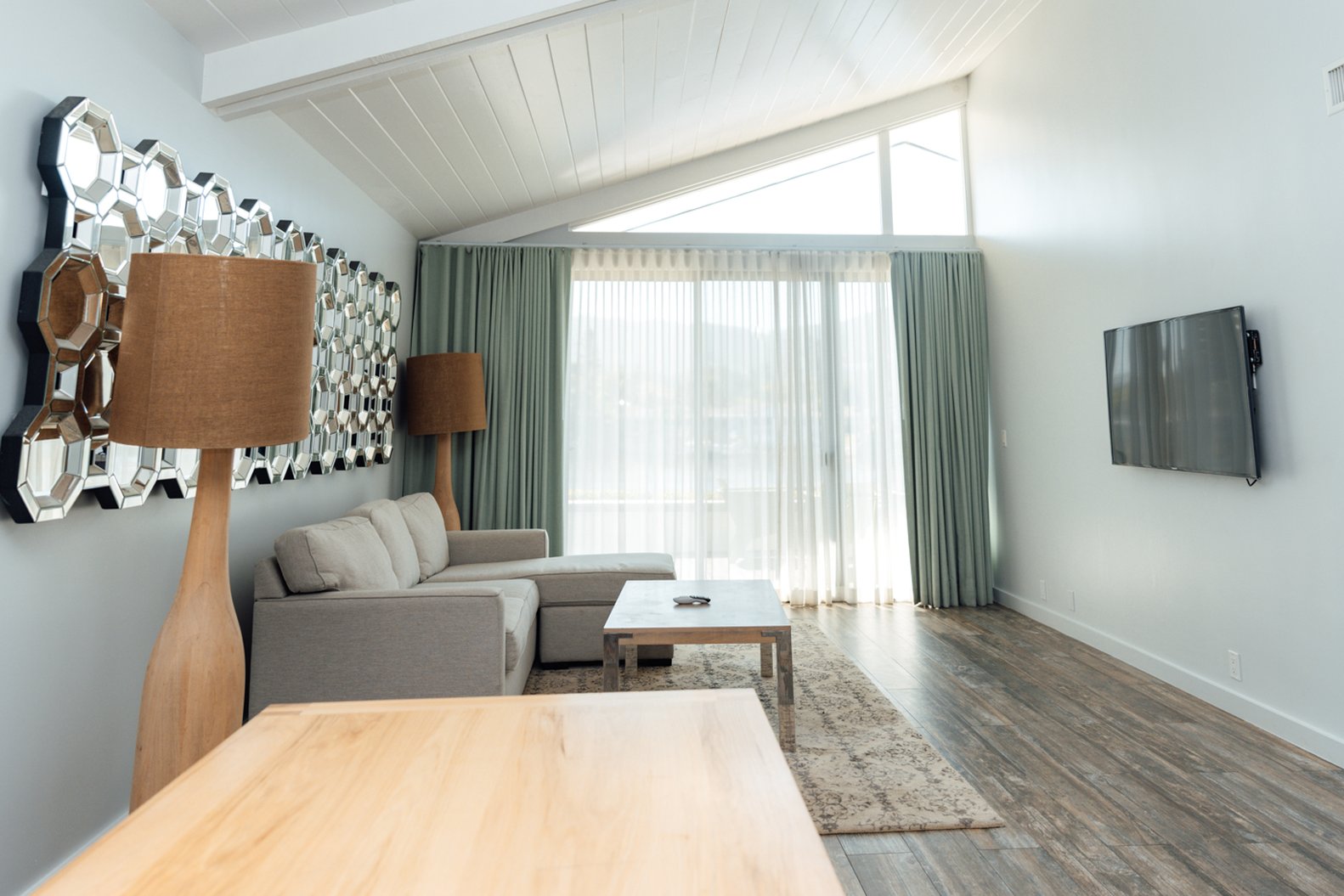 Lakehouse Hotel and Resort 62/100