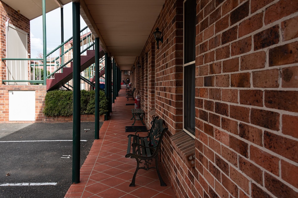 Cedar Lodge Motel 32/49