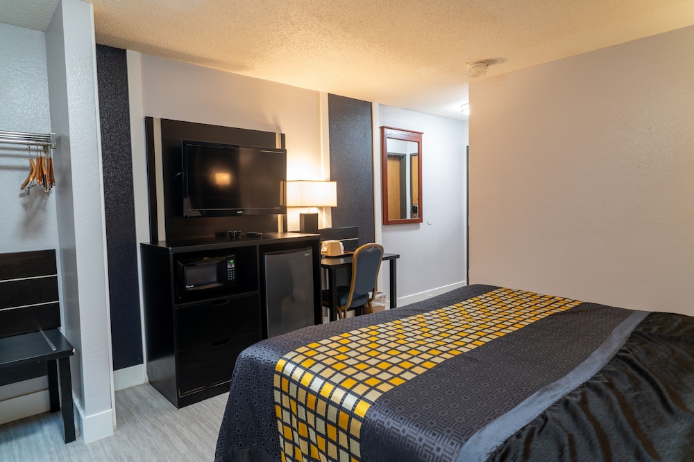 غرفة بسرير كينج للمدخنين، Coratel Inn & Suites by Jasper Hastings 6/10