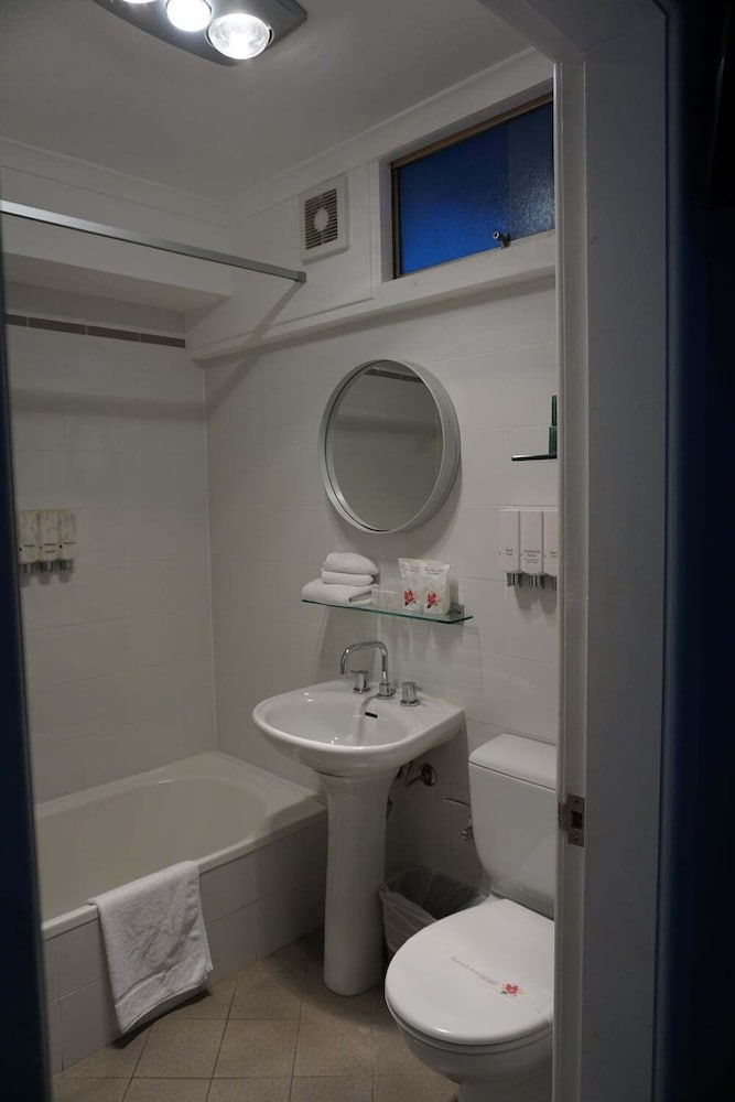 SAVOY DOUBLE BAY HOTEL 42/44