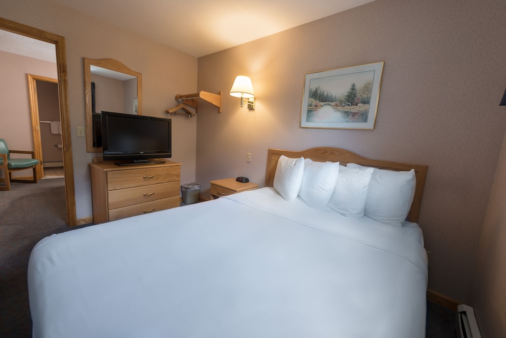 Adirondack Retreat Inn and Suites 15/36