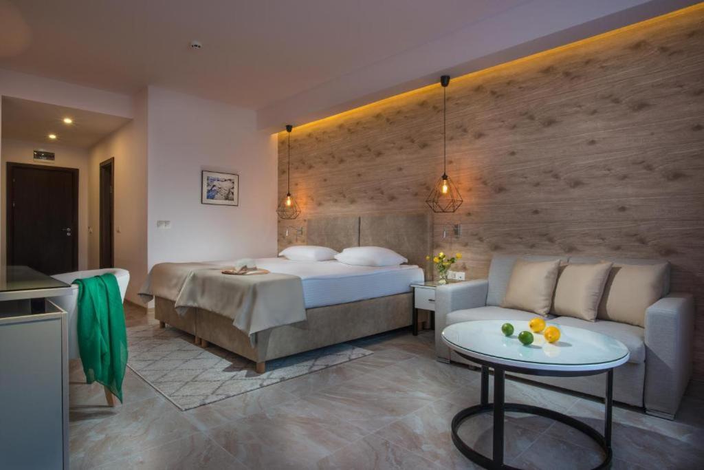 Standard, Double Bed, Lateral Side Sea View