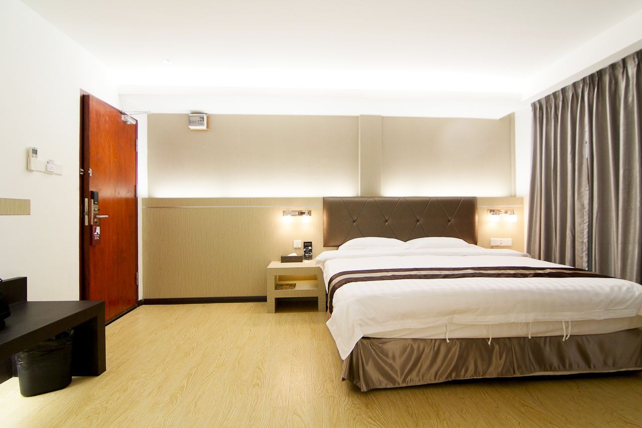 DELUXE, KING BED