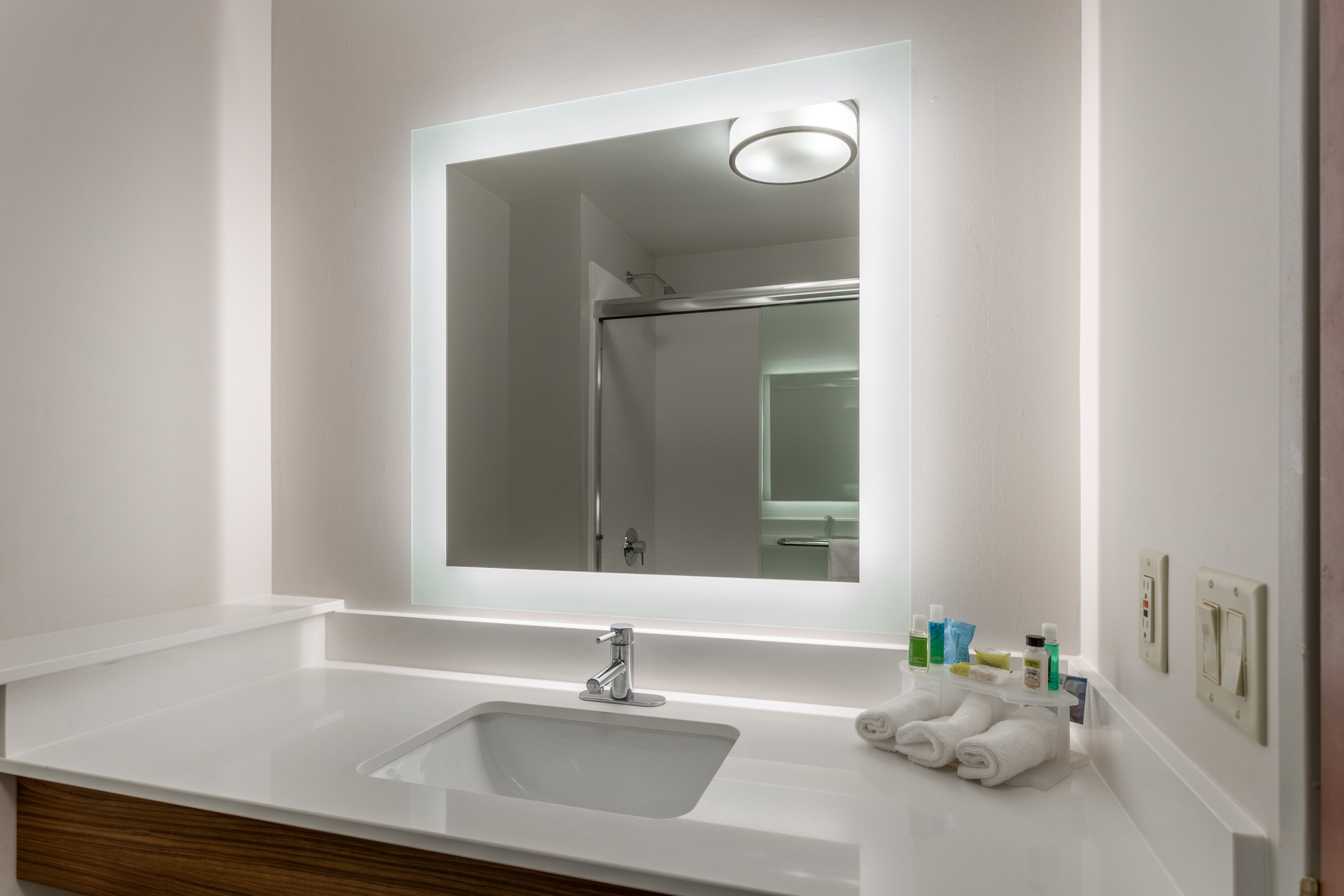 Holiday Inn Express Hotel Suites Burlington 35/39