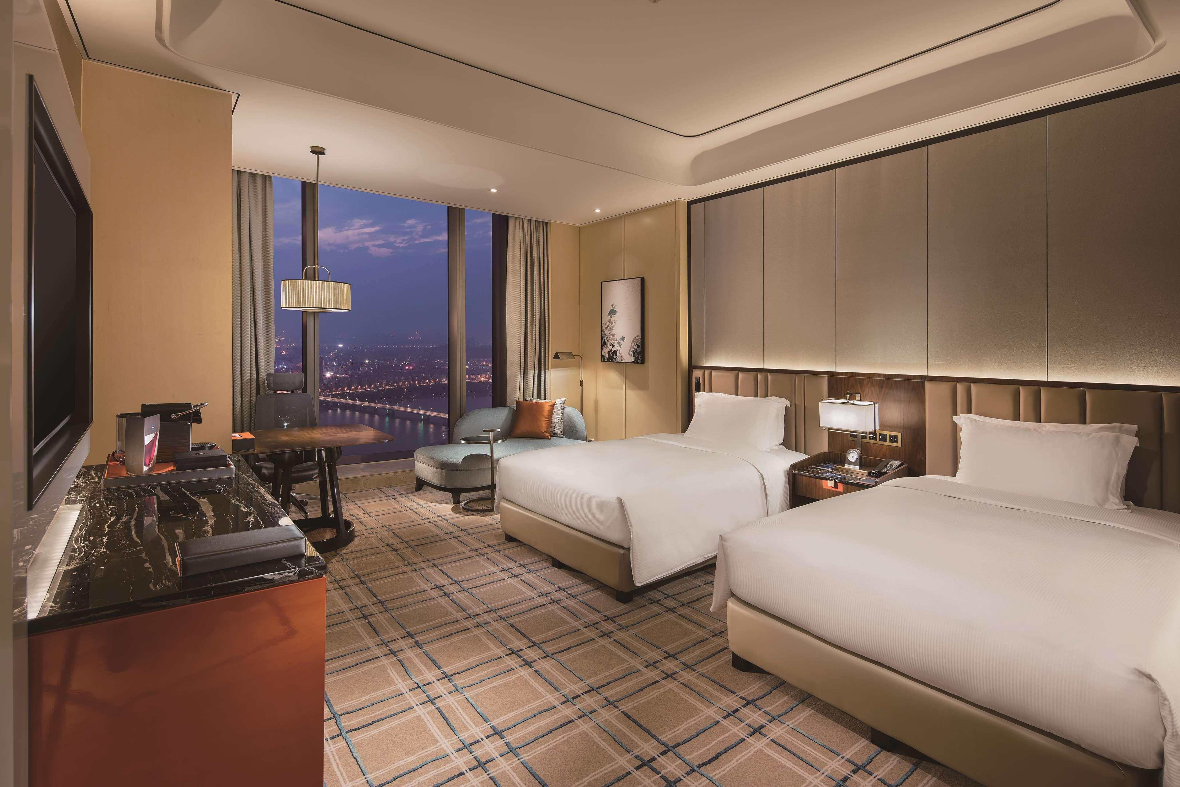 GUEST ROOM, TWIN BEDS, RIVER VIEW