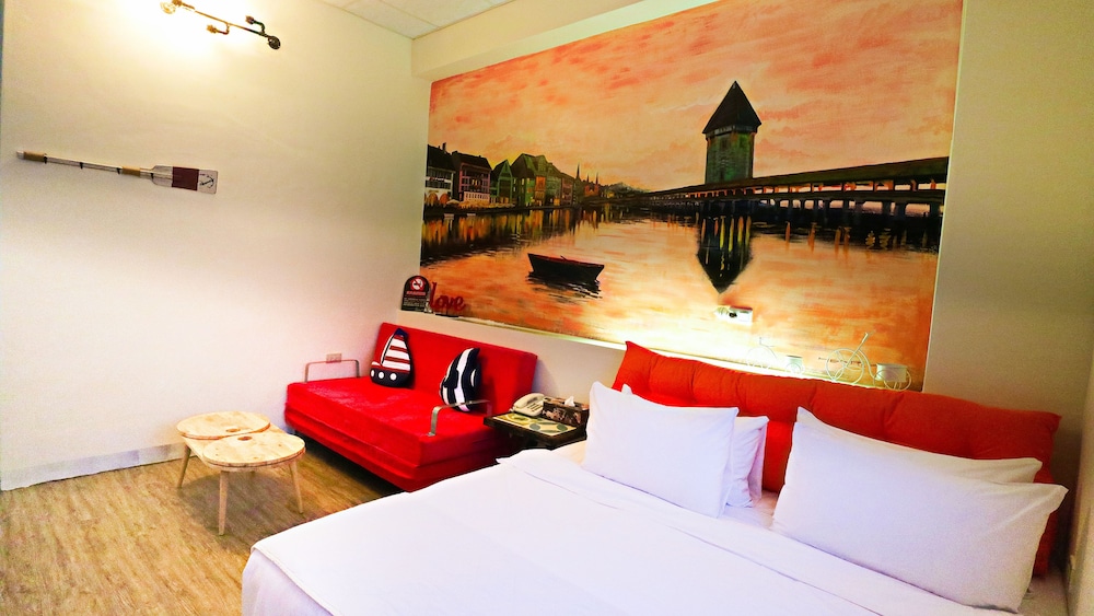 HONEYMOON, QUEEN BED