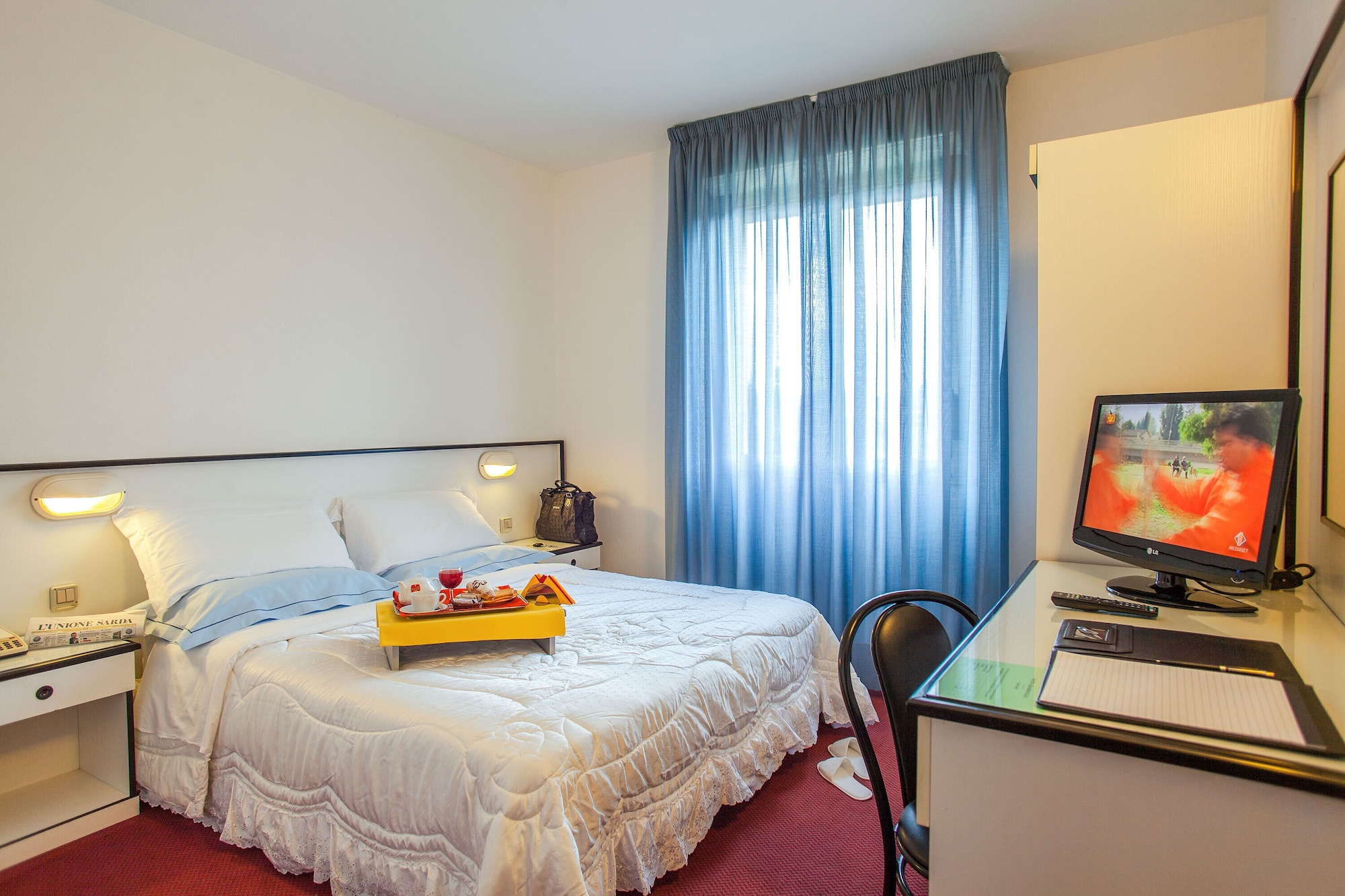 ROOM, SINGLE