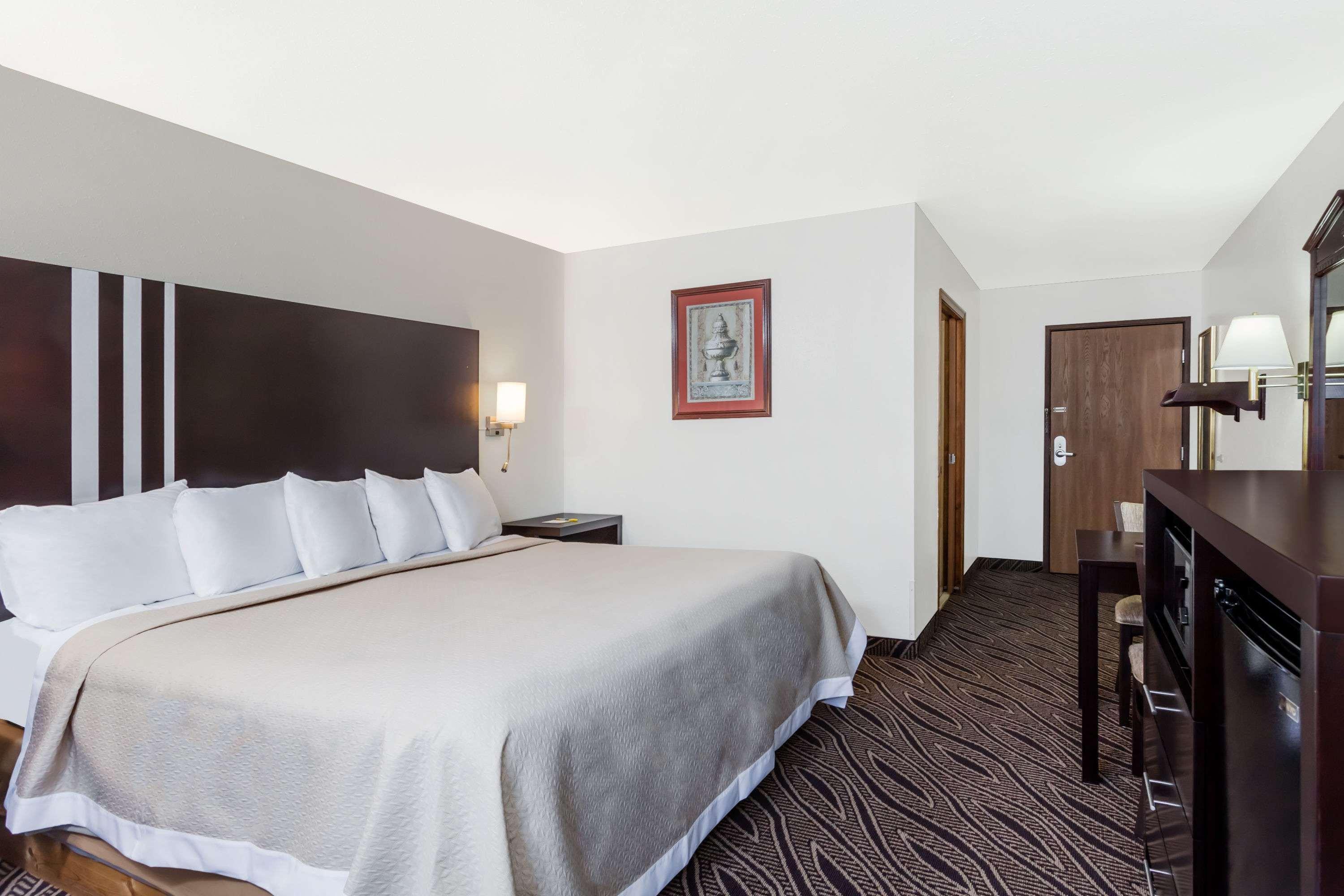 غرفة تنفيذية بسرير كينج، Days Inn By Wyndham Dyersburg 2/2