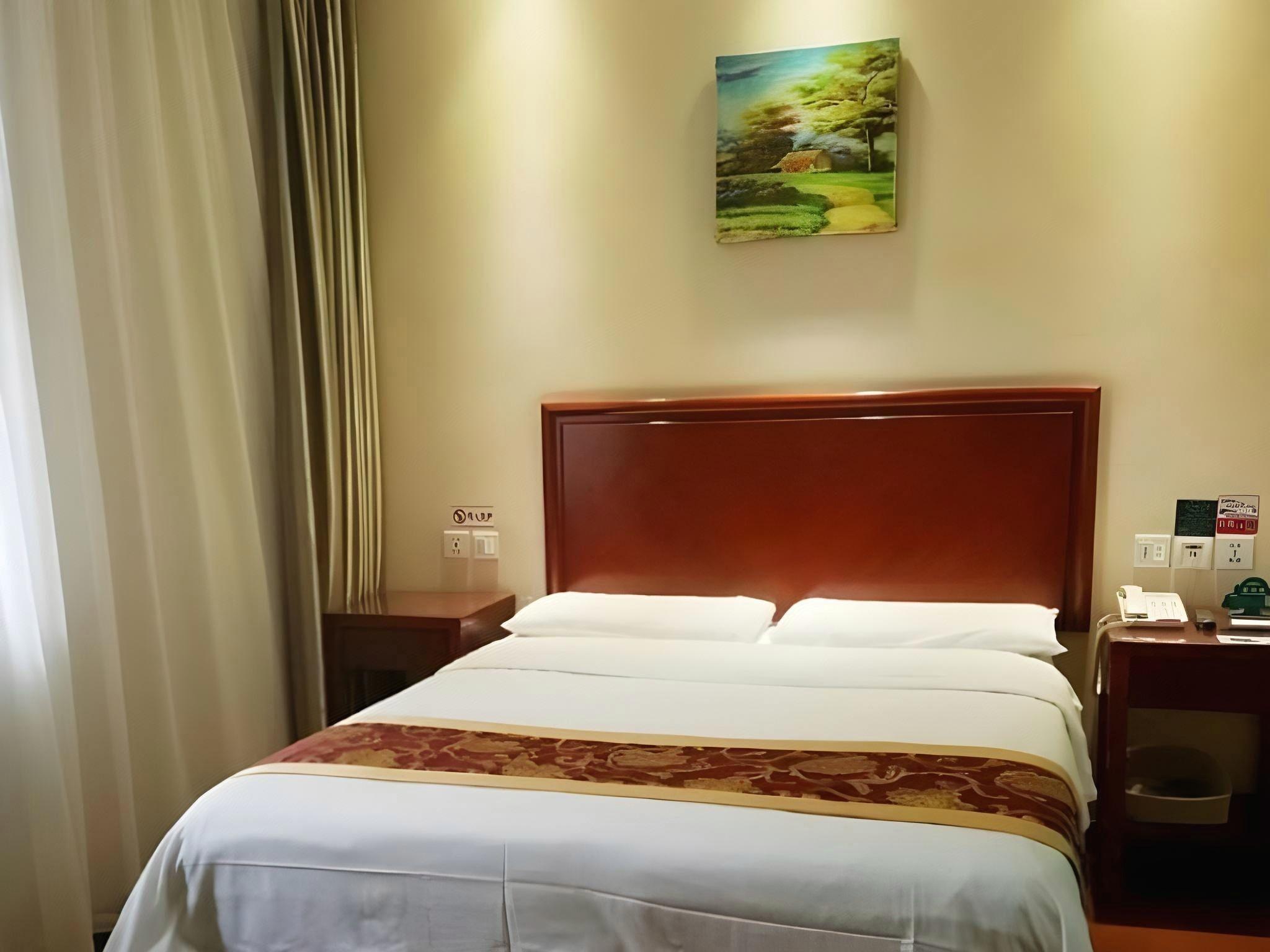 ROOM, QUEEN BED