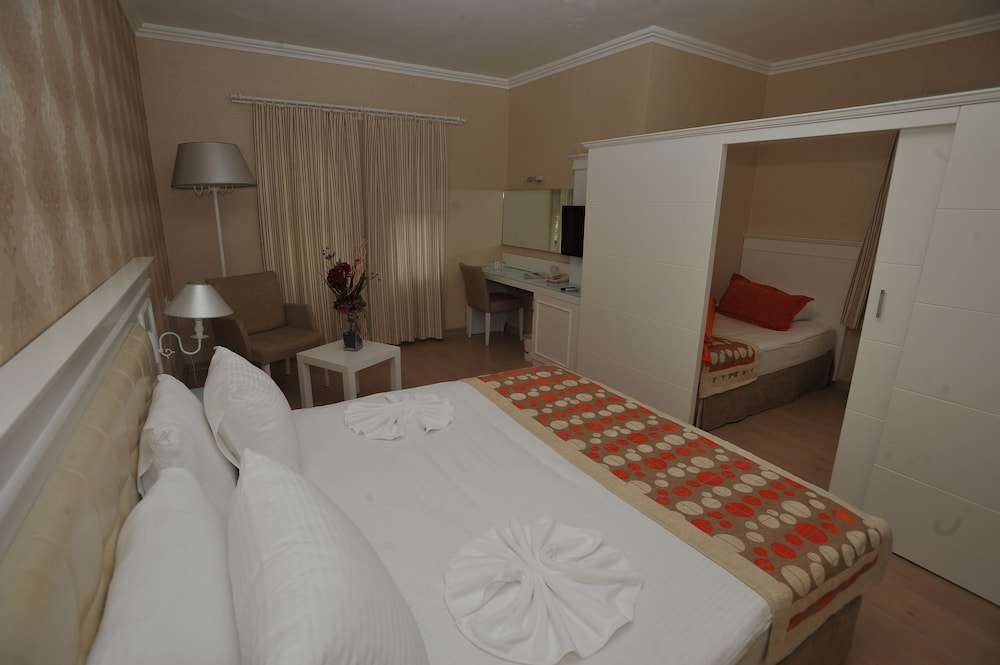 LARGE ROOM