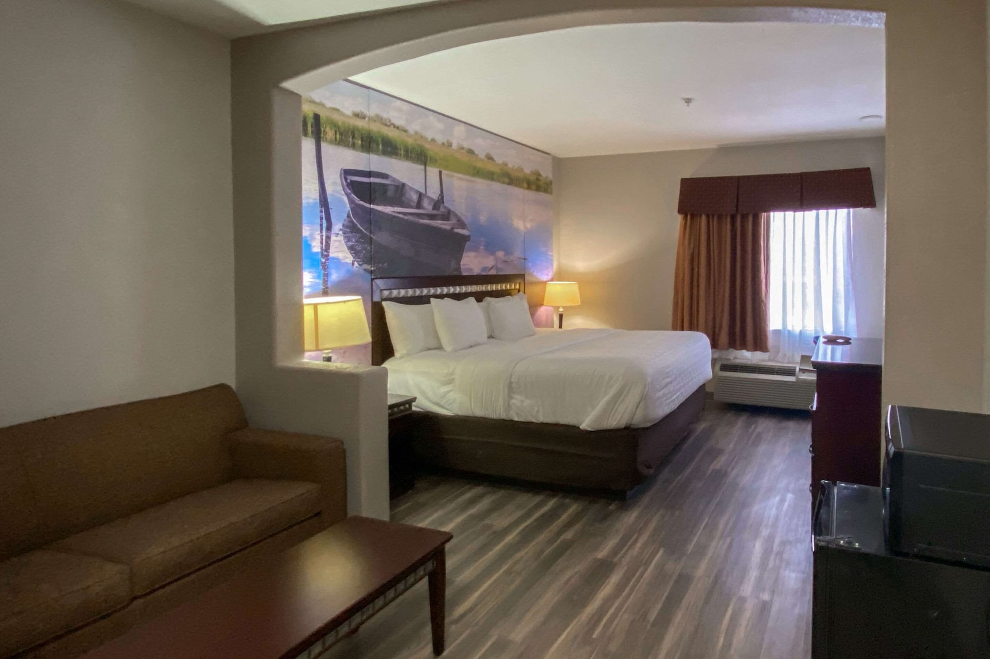 SUITE, KING BED