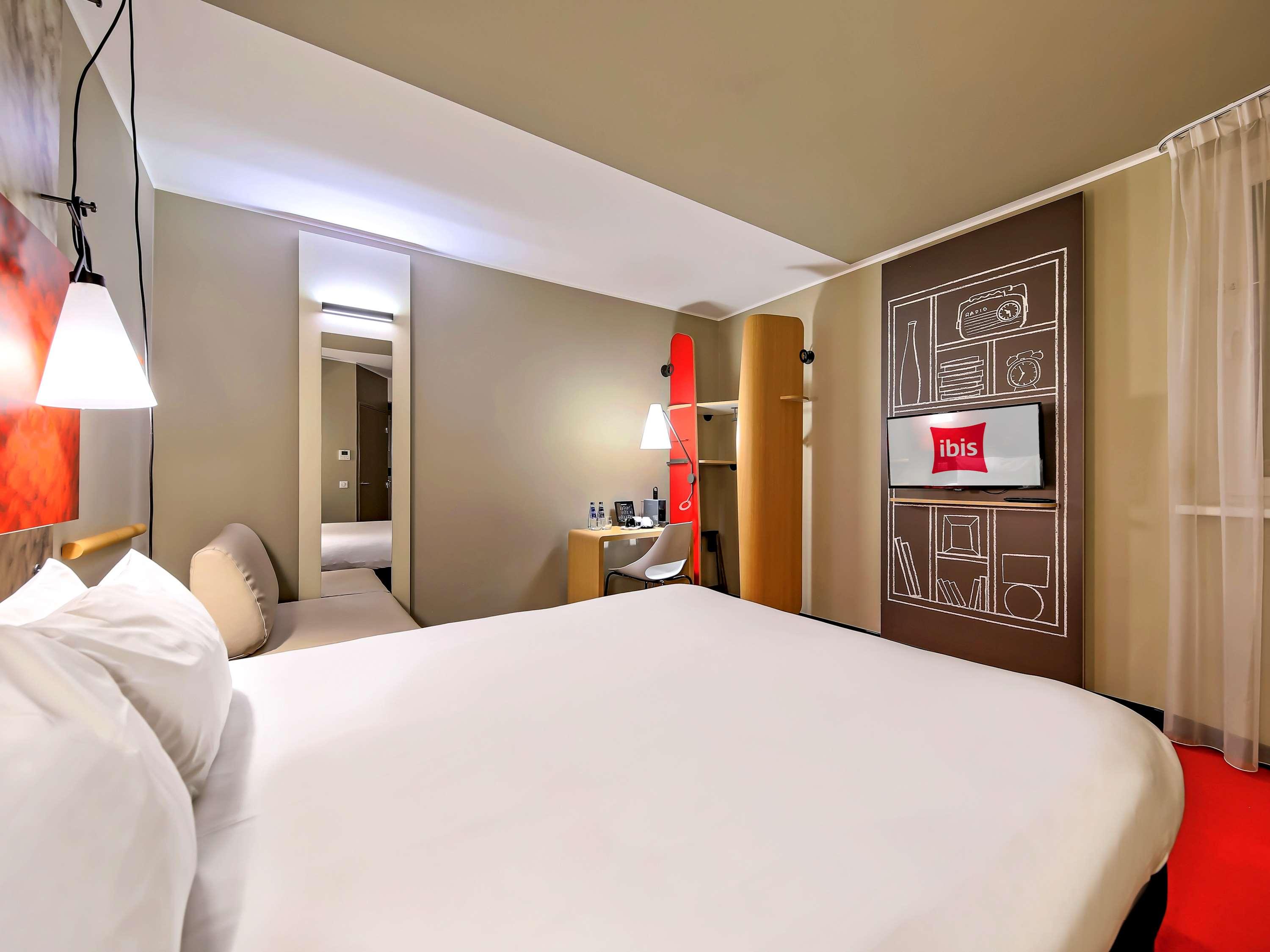SPACIOUS, COMFORTABLE, QUEEN BED