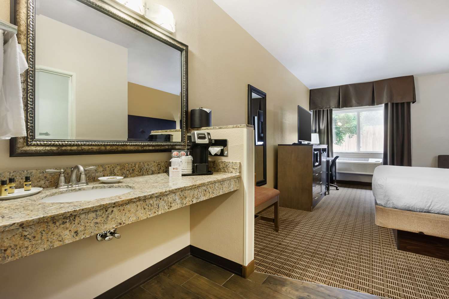 Best Western Plus Yakima Hotel 59/61