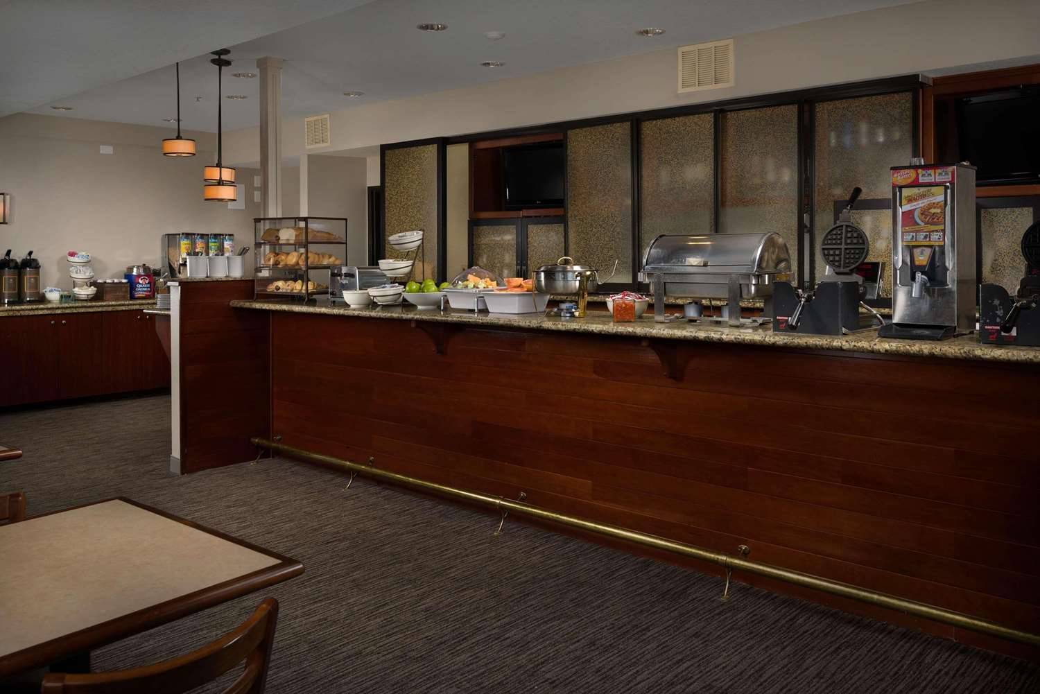 Country Inn & Suites by Radisson, Portland International Airport, OR 27/31