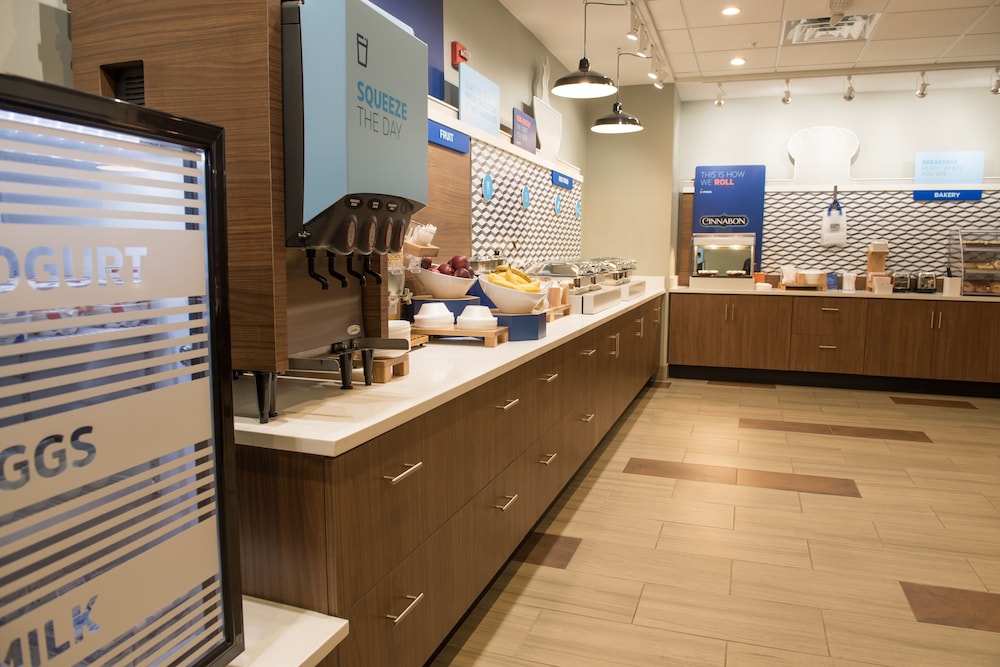 Holiday Inn Express And Suites Warsaw E Center 11/49